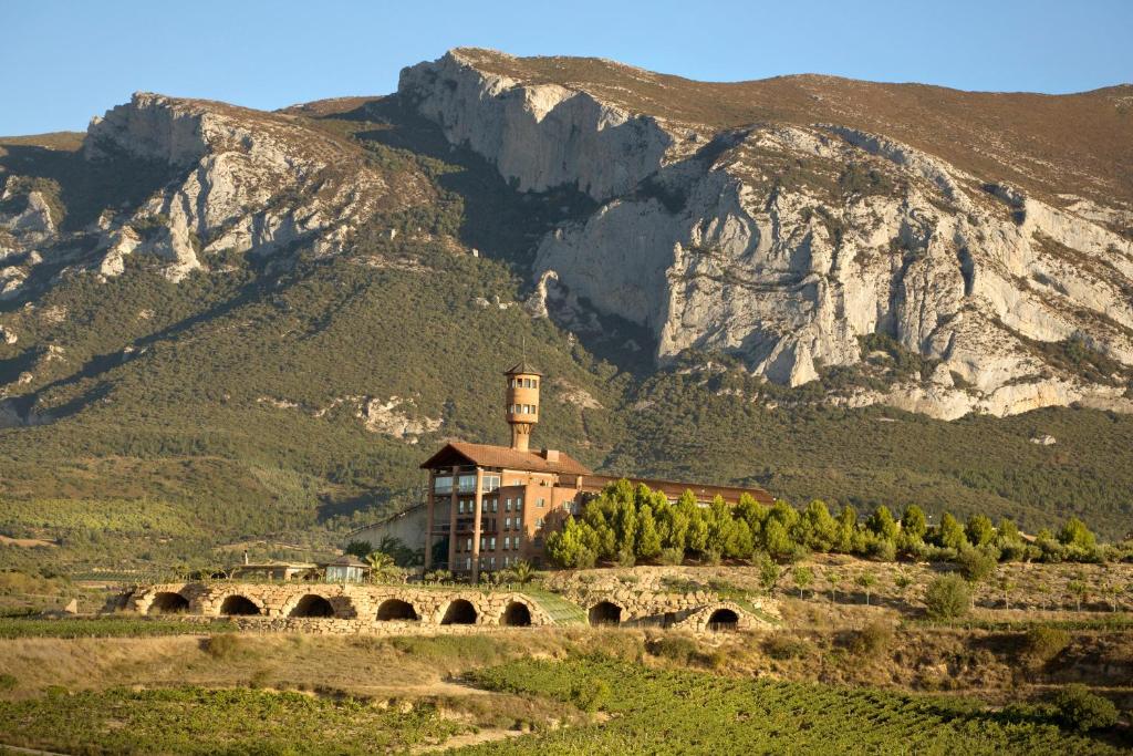 “Riohas un Ribero del Duero reģionu vīna darīšanas tradīcijas, Penafiel pils, Burgosa, Logrono un Siguenza”.